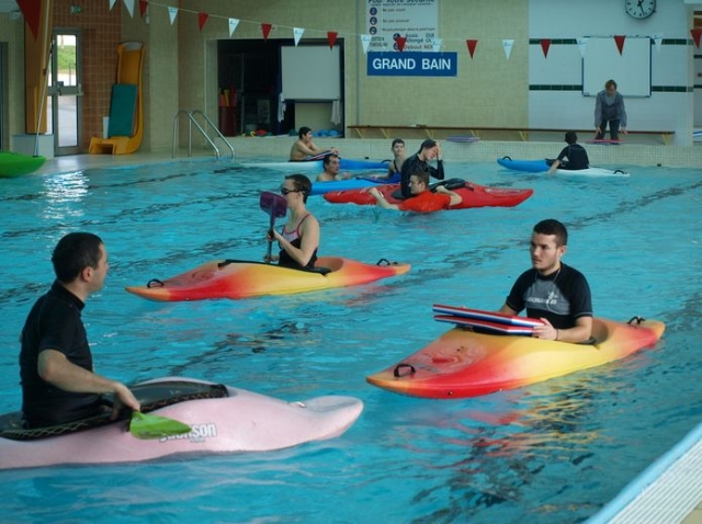  游泳池皮划艇课程 